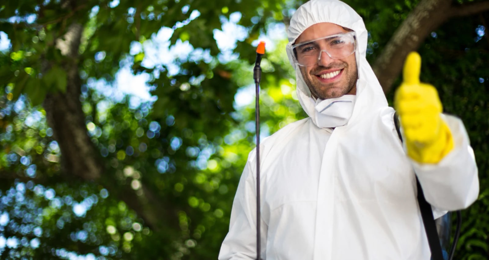 ABC bestrijder in beschermende kleding tijdens ongediertebestrijding in Huizen